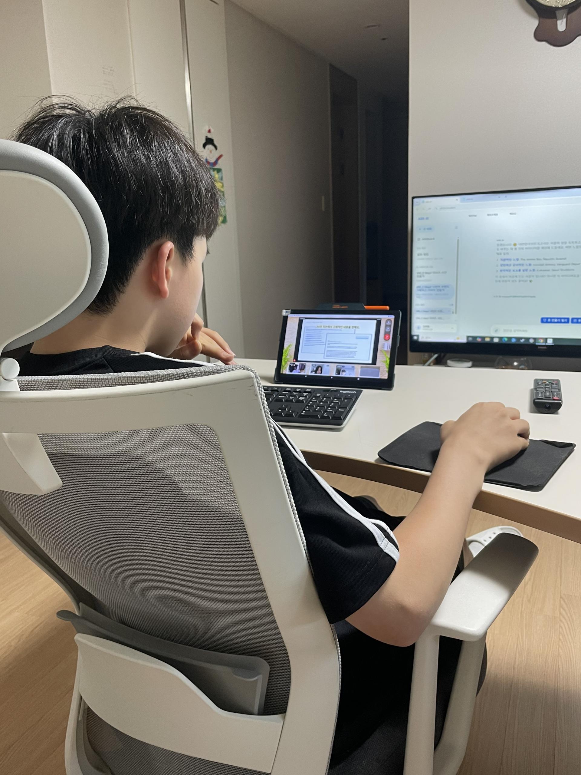 컴퓨터로 AI 프로젝트를 실습하고 태블릿으로 화상수업에 참여하는 학생